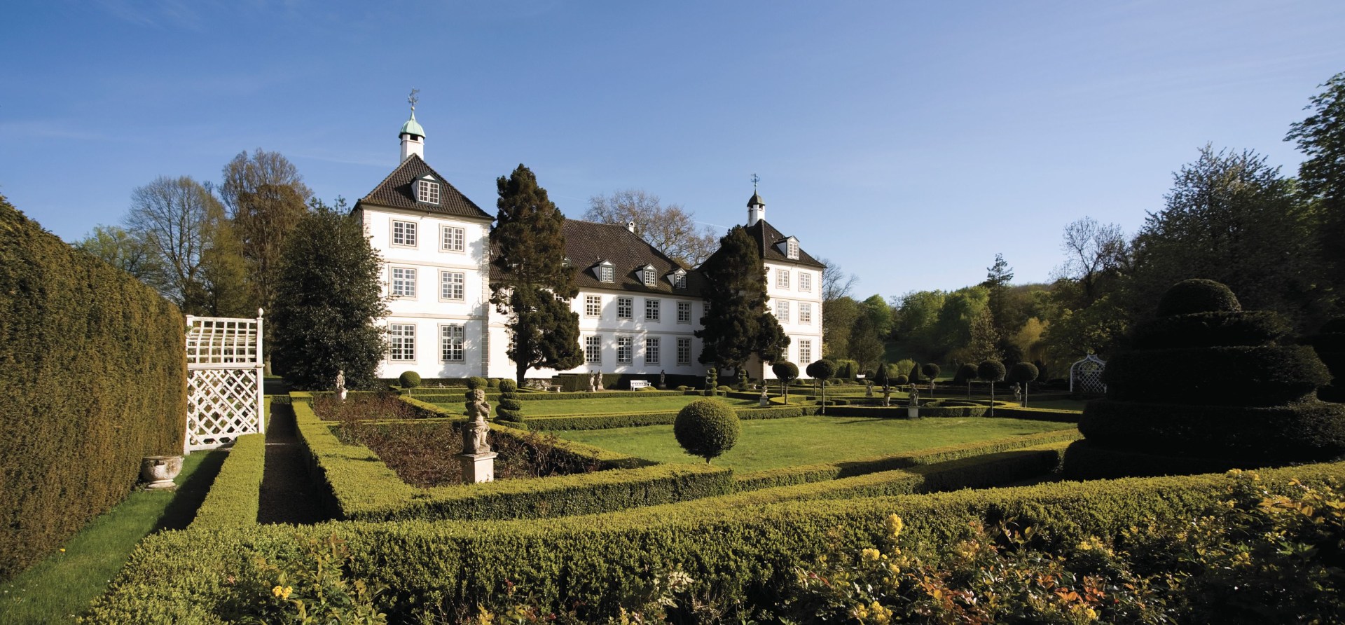 Aussenansicht des Hotels mit Garten