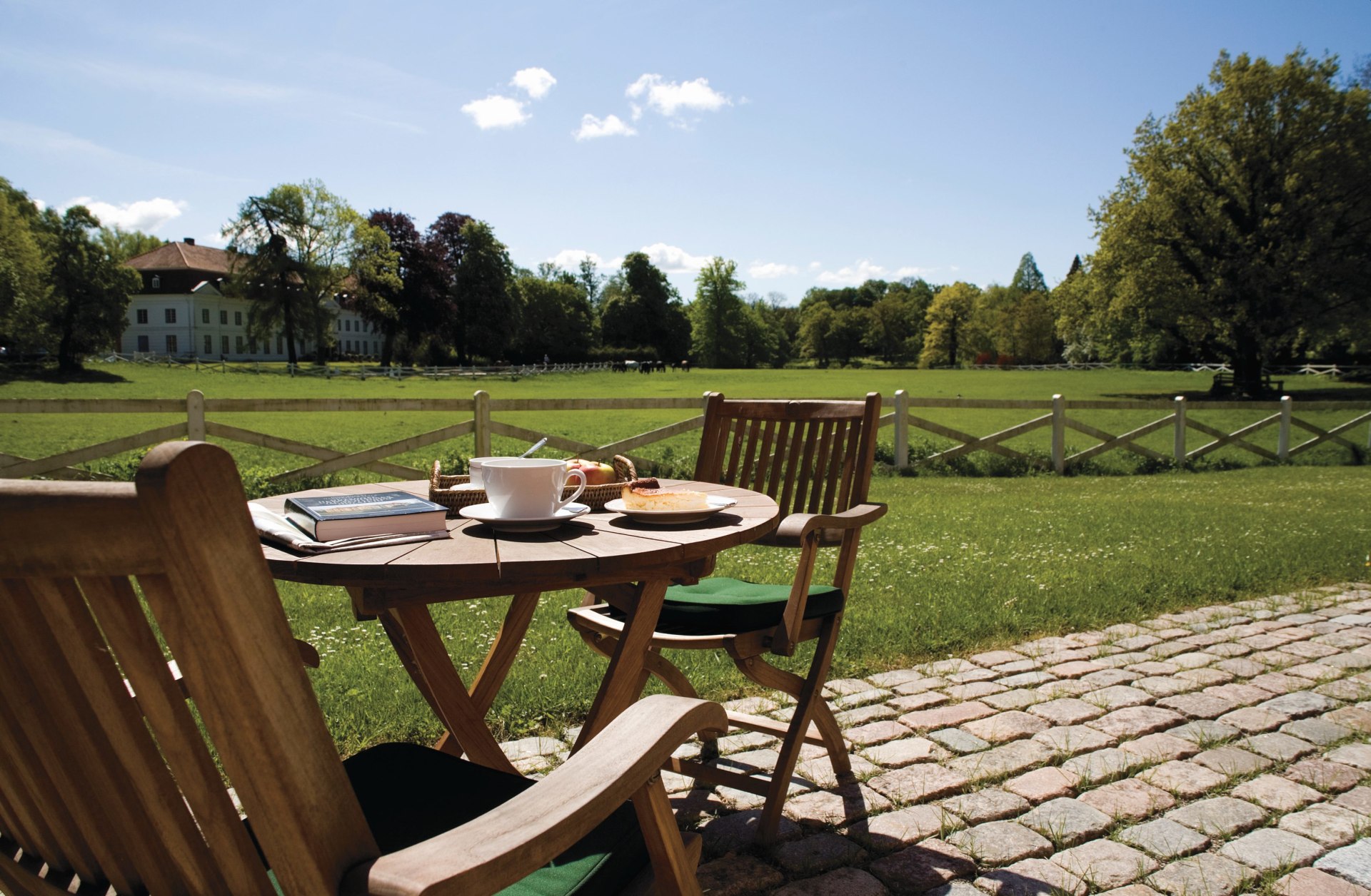 Terrasse mit Frühstückstisch