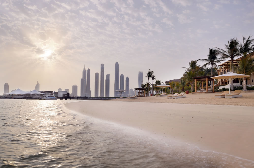 Skyline von Dubai und Strand vom One&Only