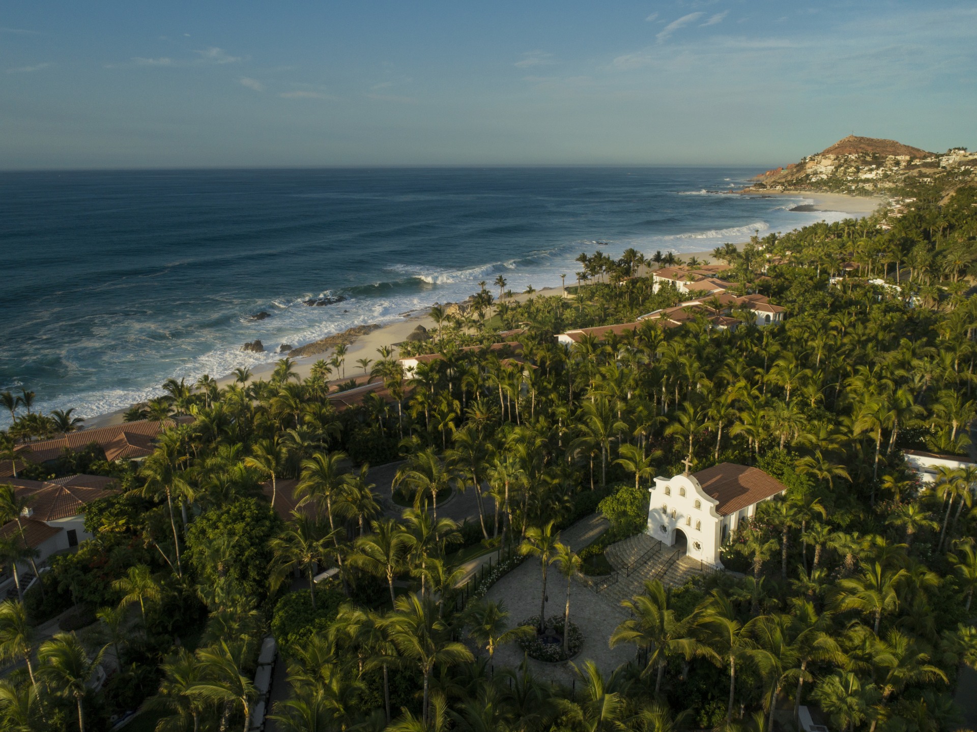 Areal des Hotels mit Blick aufs Meer