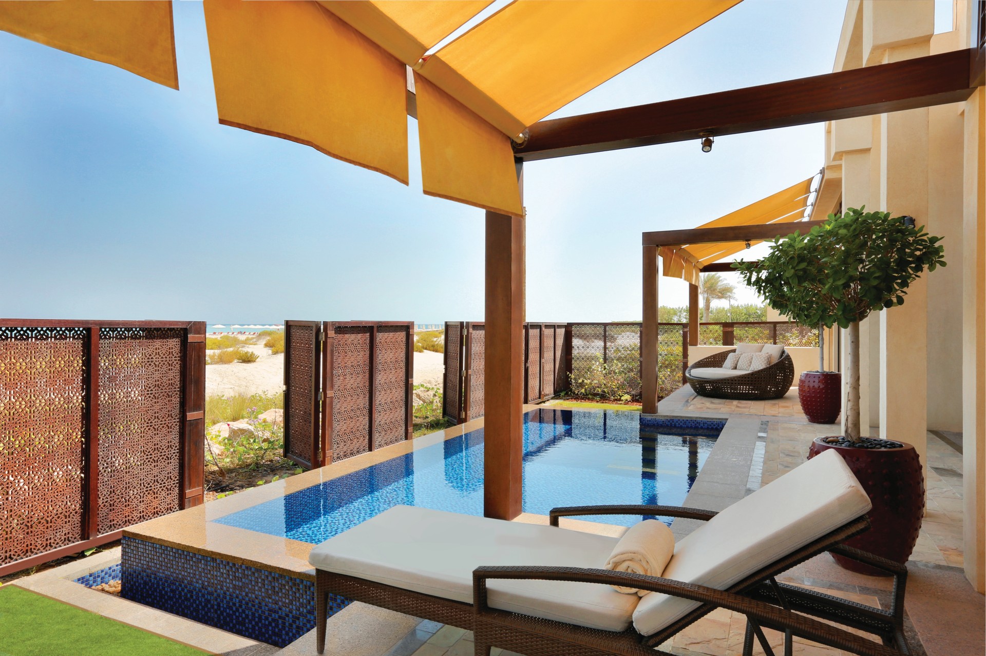 Terrasse mit privatem Plunge-Pool der Executive Villa