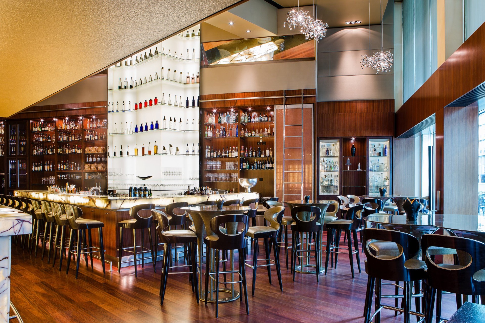 Interieur der Bar des Park Hyatt Zuerich