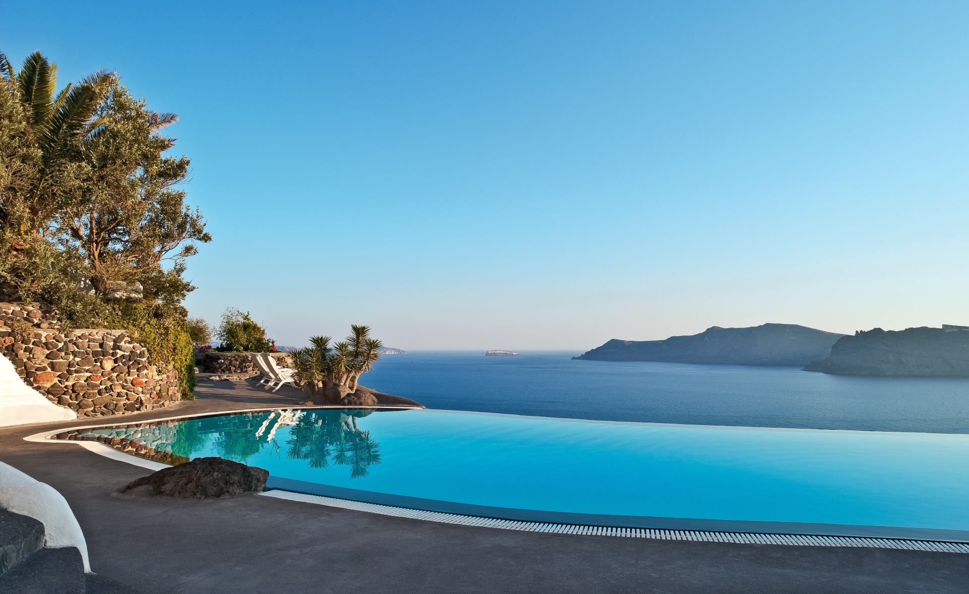 Pool mit Meerblick im Perivolas Santorini