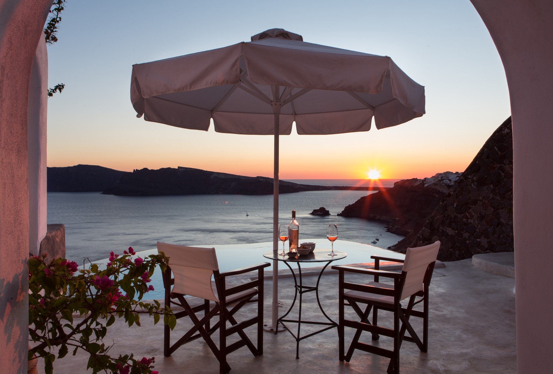 Terrasse der Deluxe Suite mit Pool und Meerblick