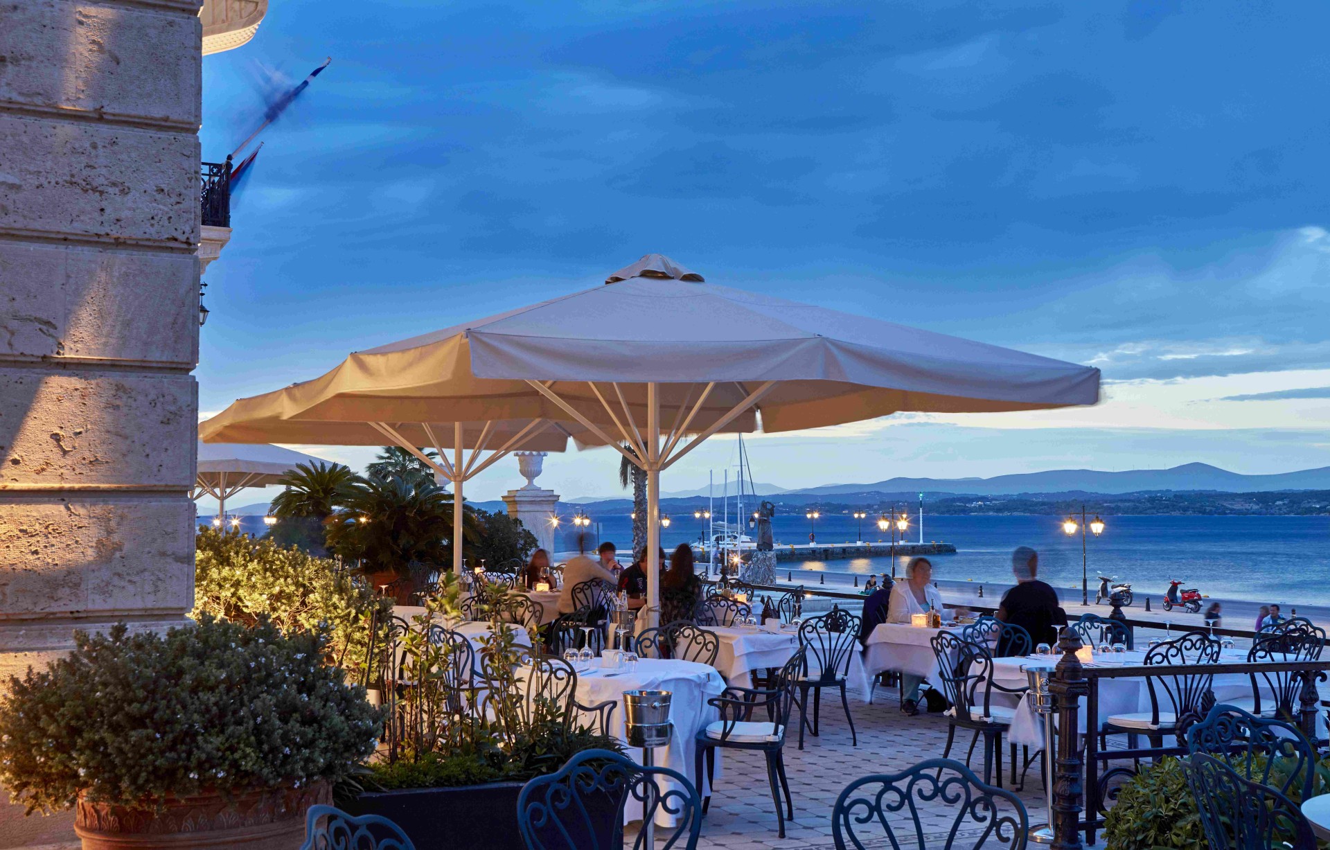 Restaurant vom Posidonion Grand Hotel Spetses mit Blick aufs Meer