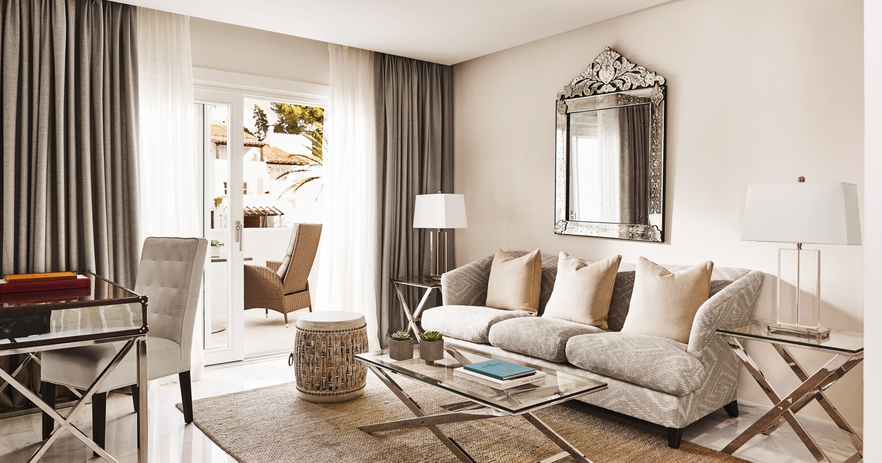 Innenansicht des Wohnbereiches der Deluxe Garden Suite des  des Puente Romano Hotels