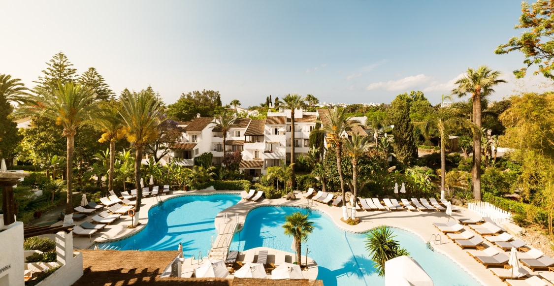 Aussicht auf den Pool des Puente Romano Hotels