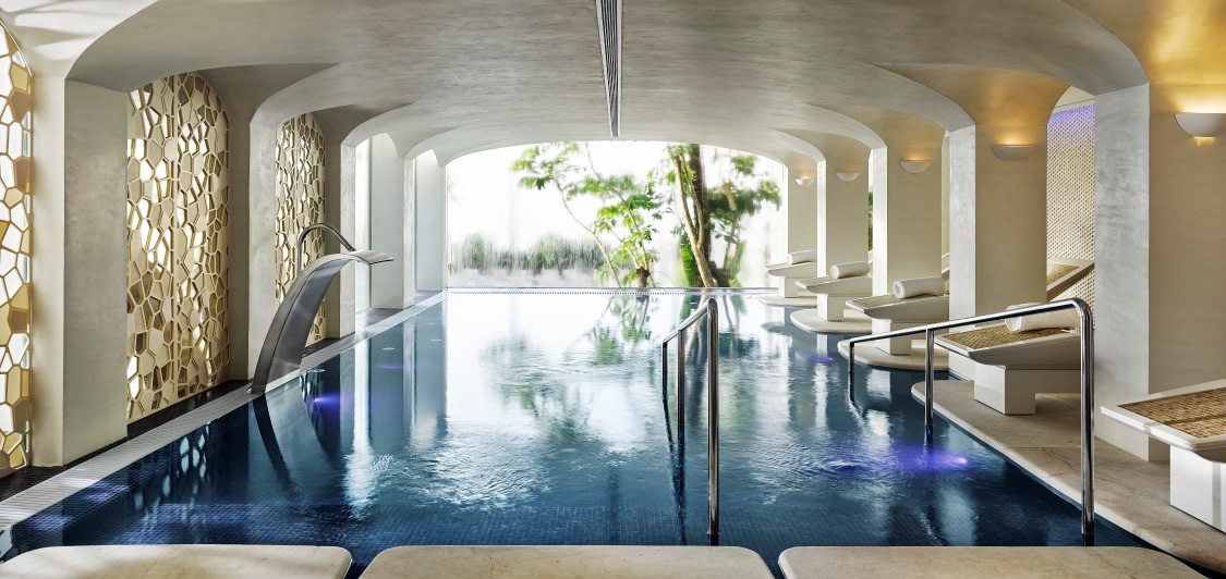 Indoor Swimmingpool im Six Senses Spa des Puente Romano Hotels