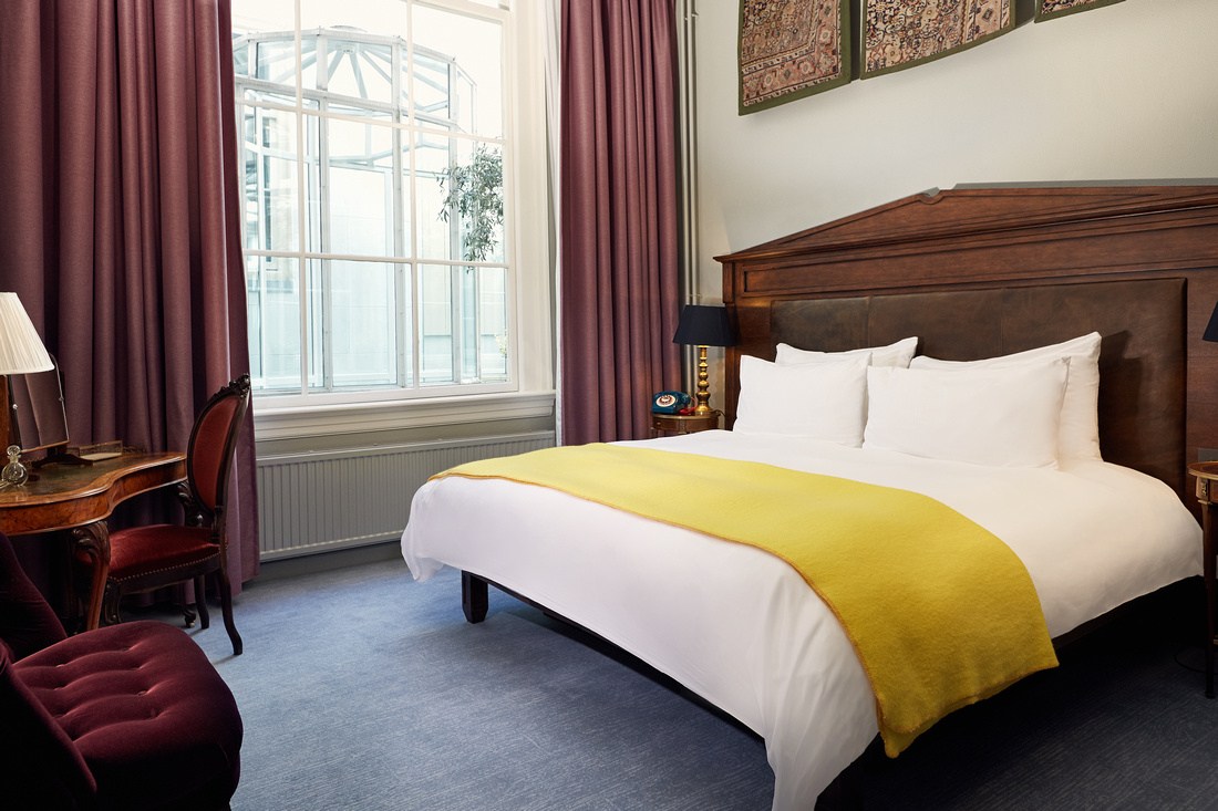 Innenansicht des Schlafbereiches der Antique Collector's Suite des Pulitzer Amsterdam Hotels