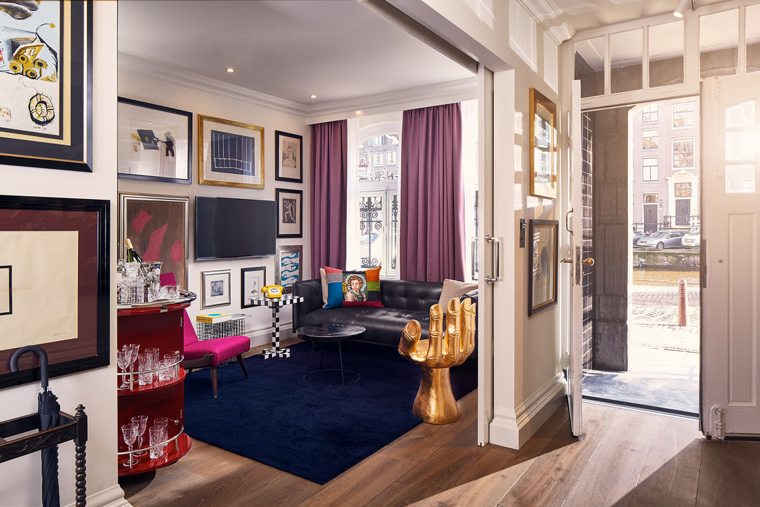 Innenansicht des Wohnbereiches der Art Collector's Suite des Pulitzer Amsterdam Hotels