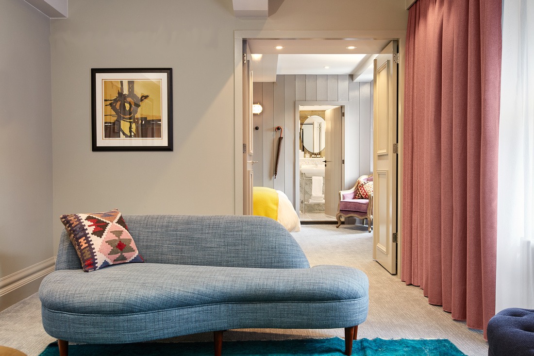 Innenansicht des Wohnbereiches der Cozy Suite des Pulitzer Amsterdam Hotels