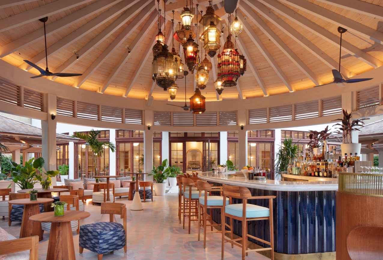 Außenansicht der Costa Bar des Rosewood Baha Mar