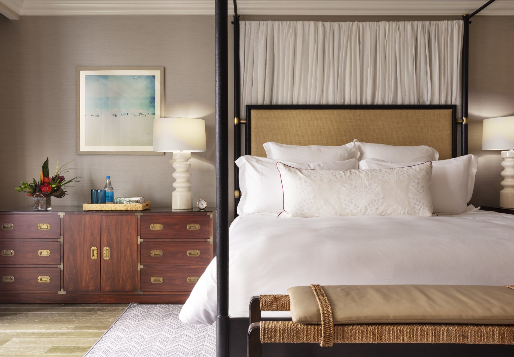 Innenansicht des Schlafbereichs der Ocean View Grand Onebedroom Suite des Rosewood Baha Mar