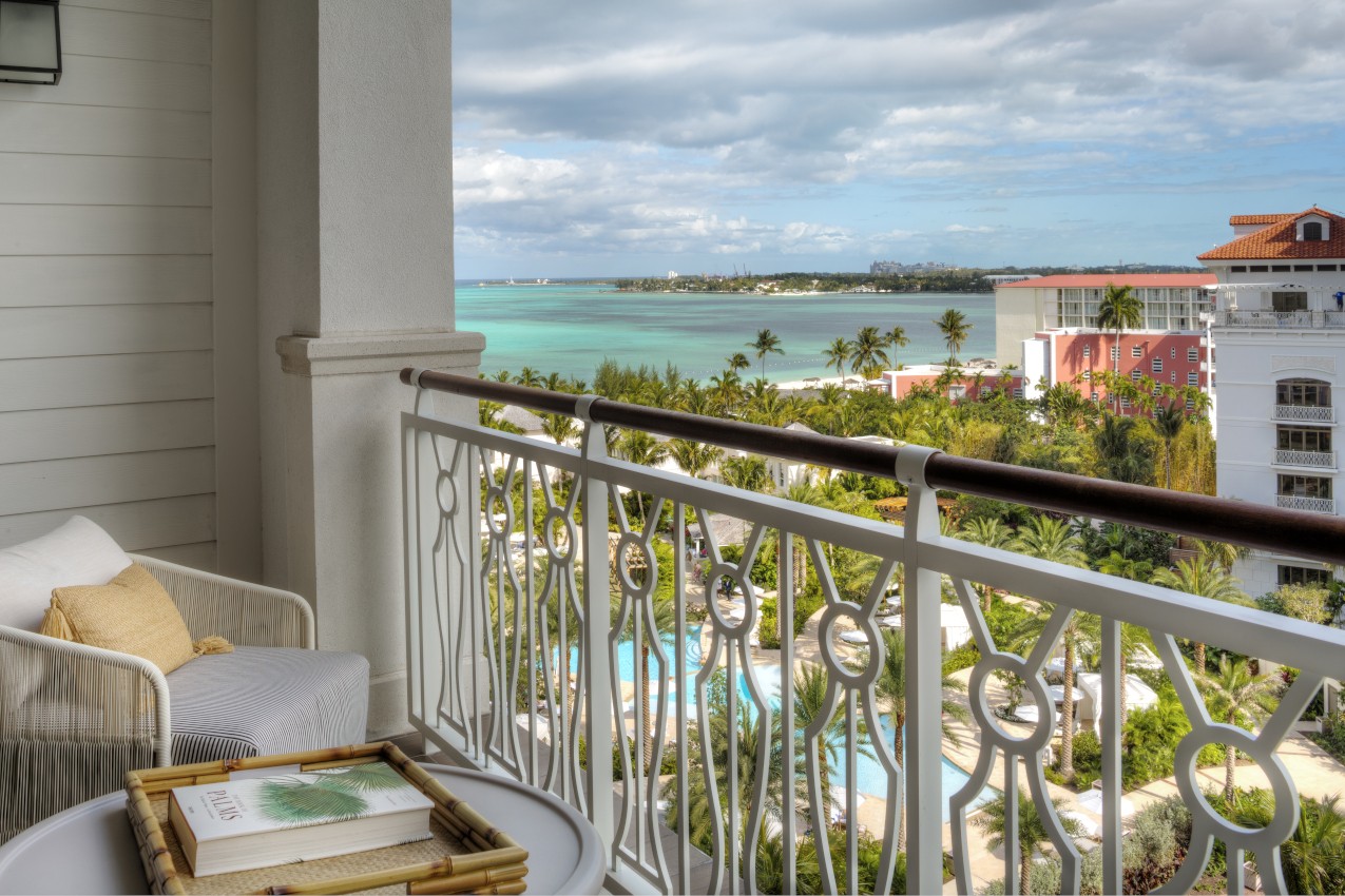 Balkon mit Meerblick der Ocean View Onebedroom Suite des Rosewood Baha Mar