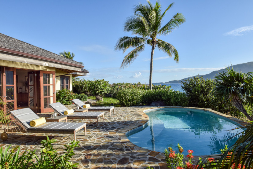 Außenfassade und Terrasse mit Pool des Laurance Hauses des Rosewood Little Dix Bay