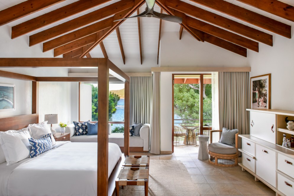 Innenansicht des Schlafzimmers der Oceanview Junior Suite im Rosewood Little Dix Bay