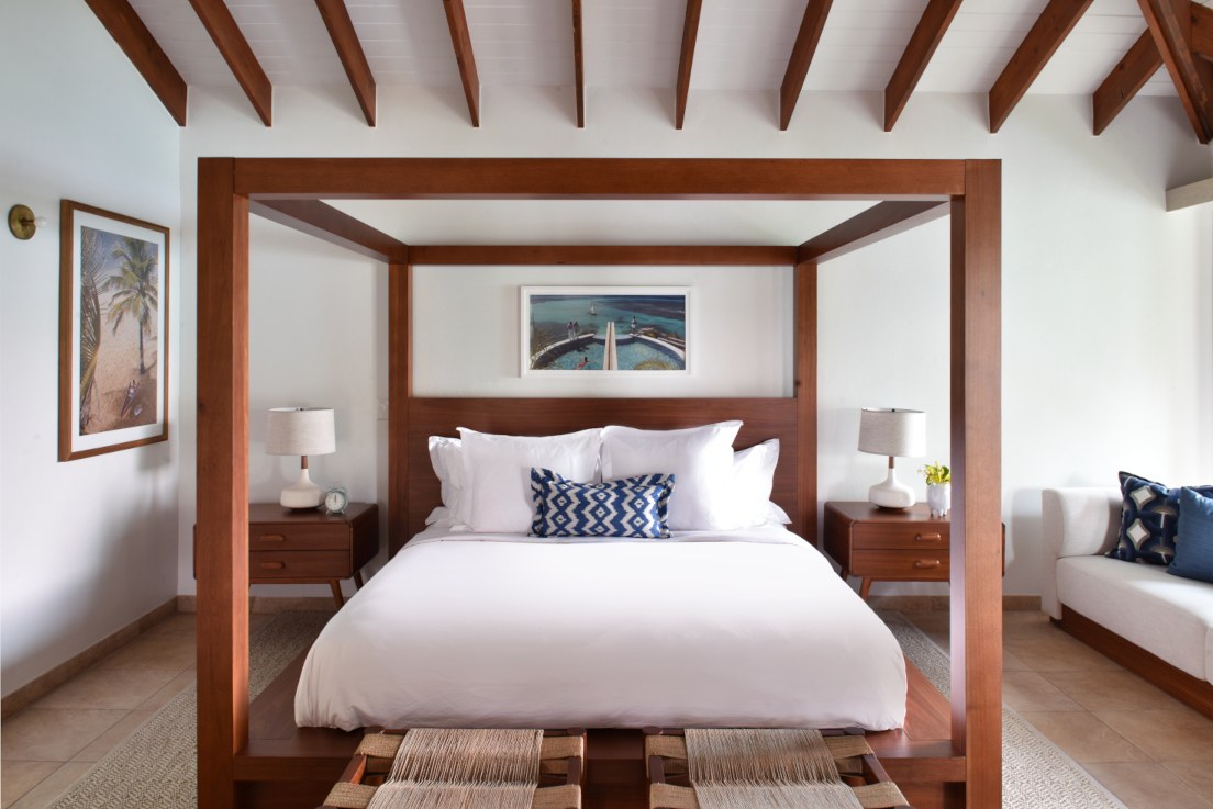 Innenansicht des Schlafzimmers der Oceanview Junior Suite im Rosewood Little Dix Bay