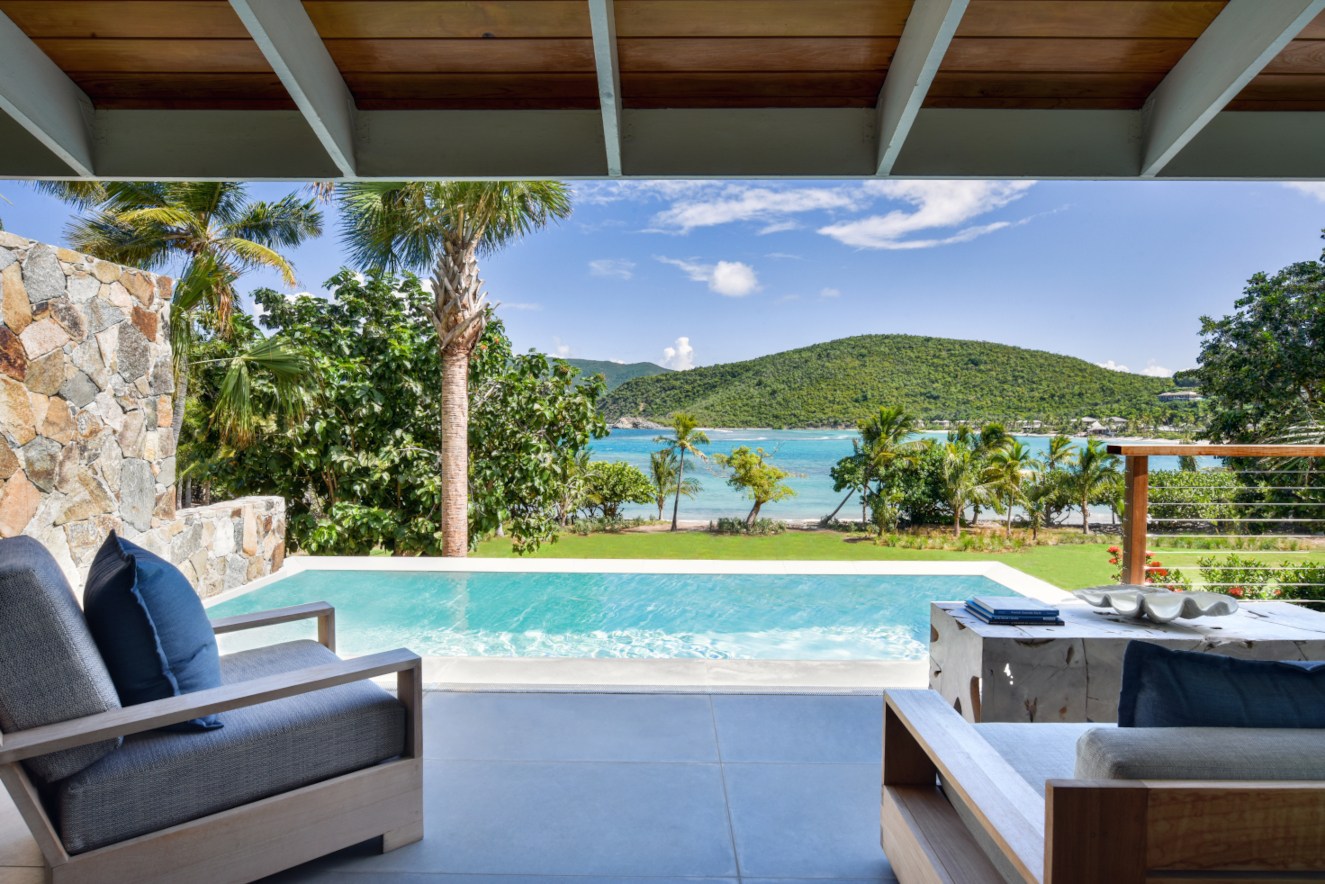 Terrasse mit Pool der One-bedroom Pool Suite des Rosewood Little Dix Bay