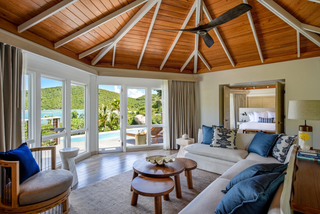 Innenansicht des Wohnbereichs der One-bedroom Pool Suite des Rosewood Little Dix Bay