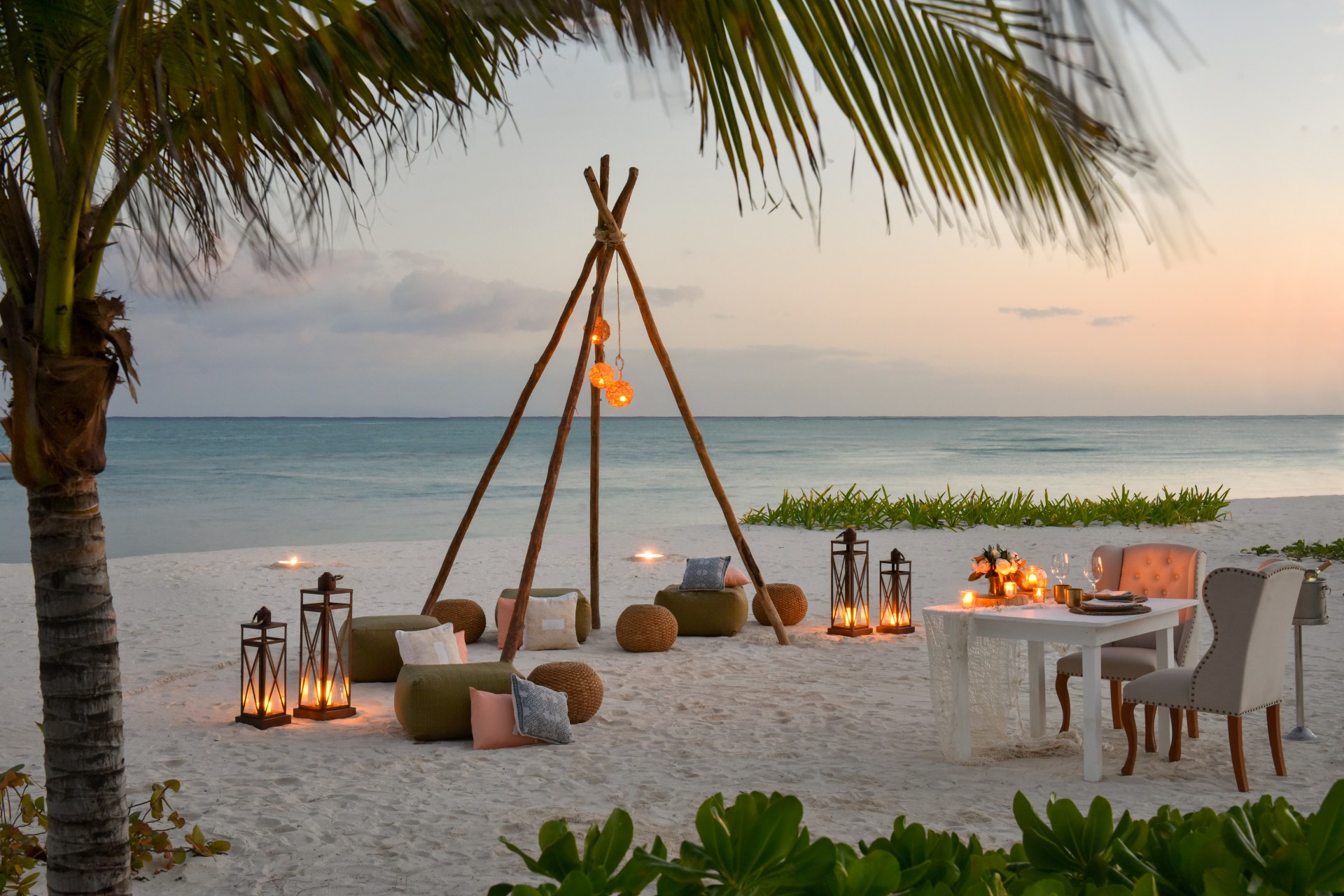 Romantisches Abendessen am Strand