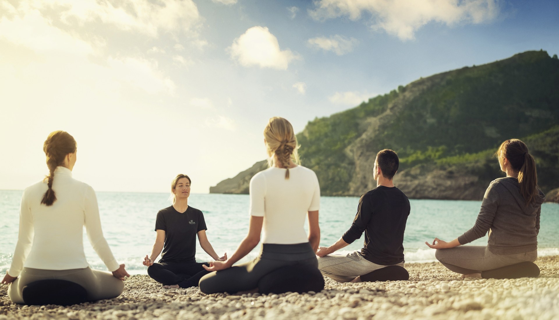 Yoga am Strand organisiert von der SHA Wellness Clinic