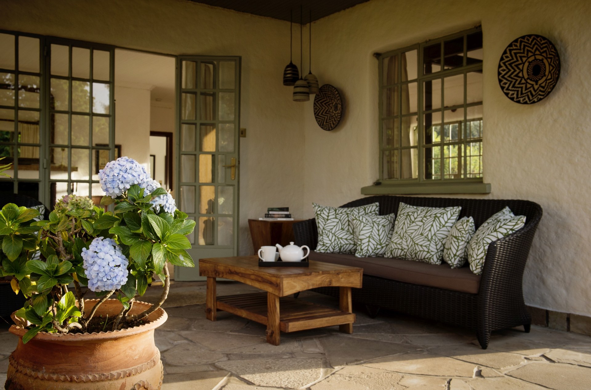 Terrasse einer Cottage in der Sabyinyo Silverback Lodge