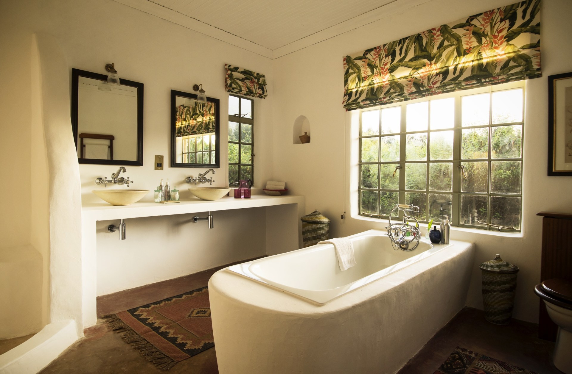 Badezimmer mit Badewanne in der Sabyinyo Silverback Lodge