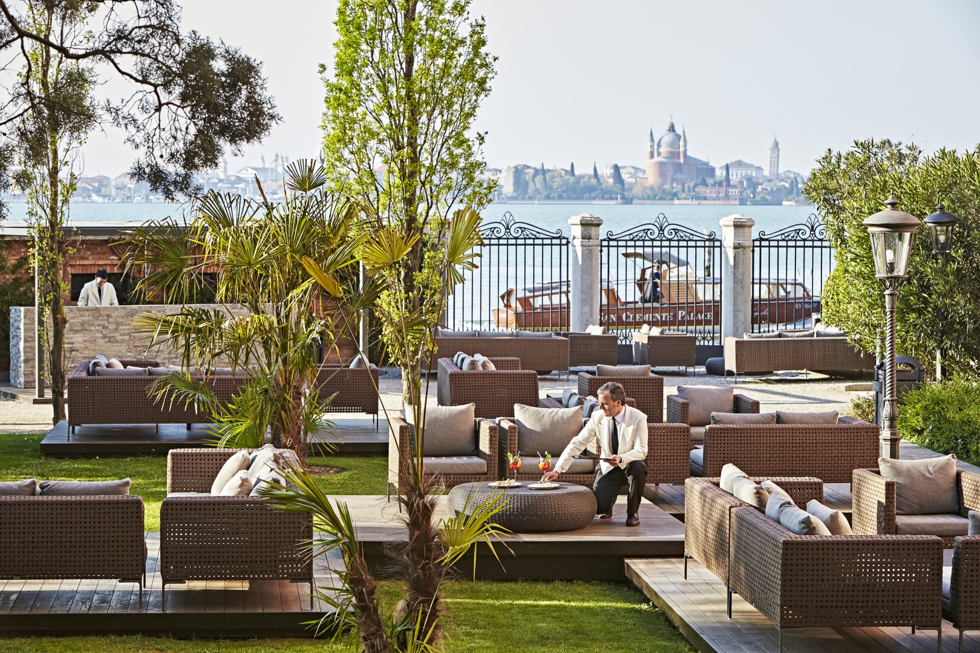 Gartenterrasse mit Blick auf die Stadt
