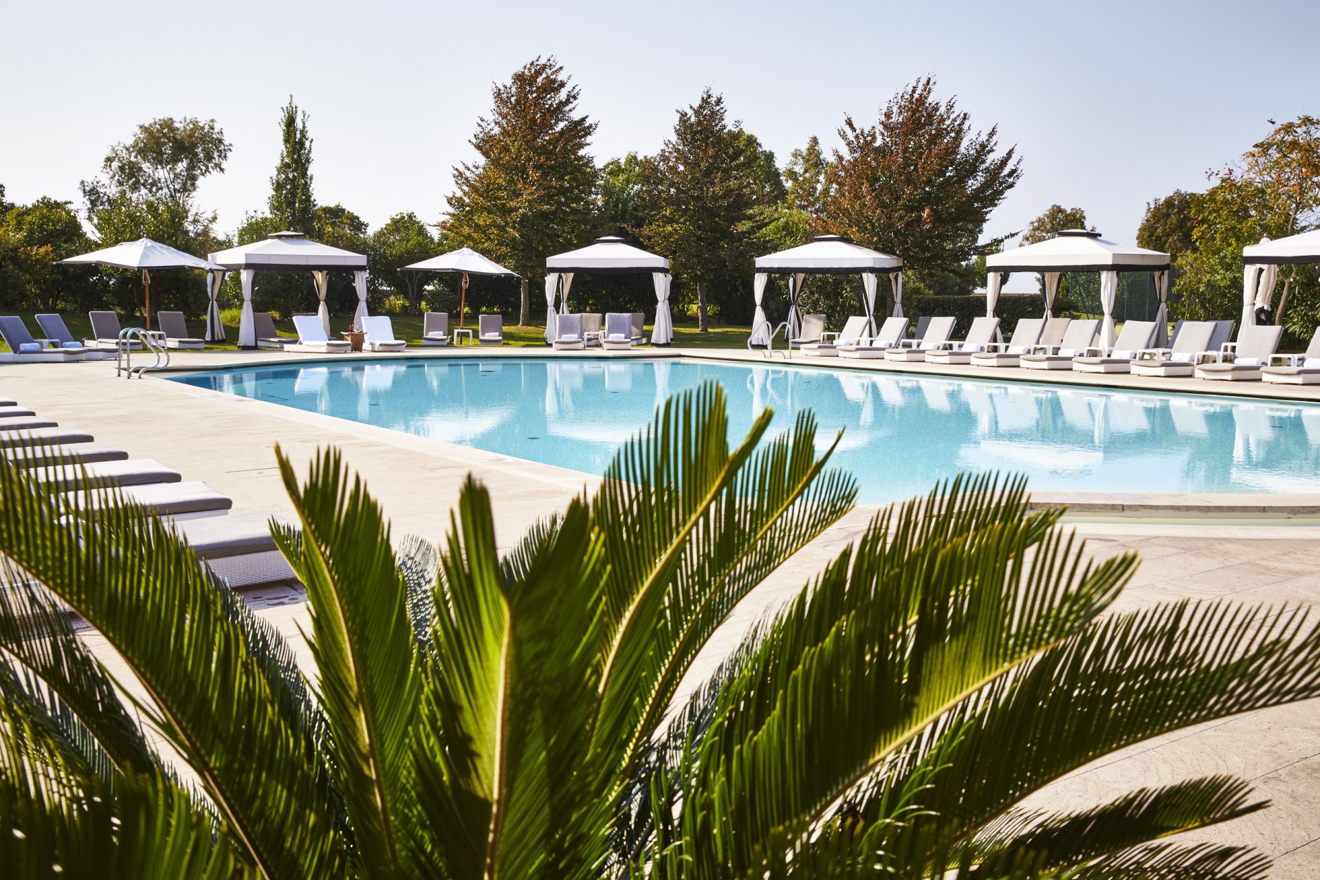 Terrasse mit Pool und Sonnenliegen