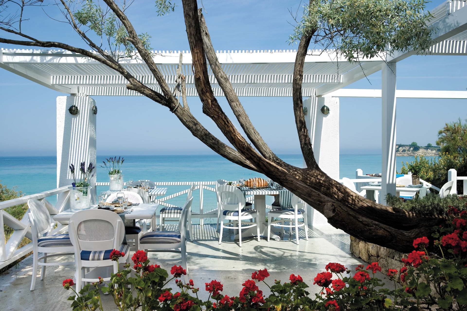 Außenansicht des Ouzeri Restaurants mit Aussicht auf das Meer