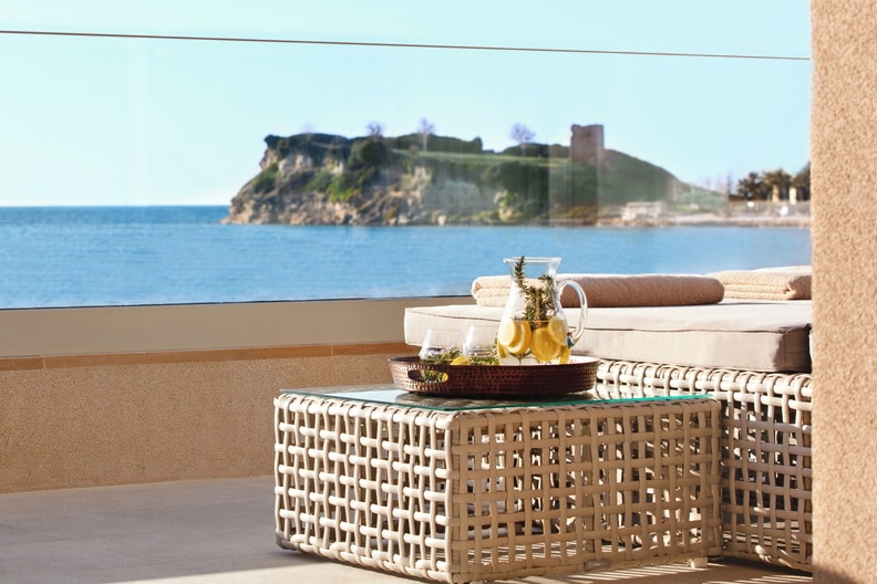 Terrasse der One Bedroom Suite mit Balkon und Blick auf das Meer