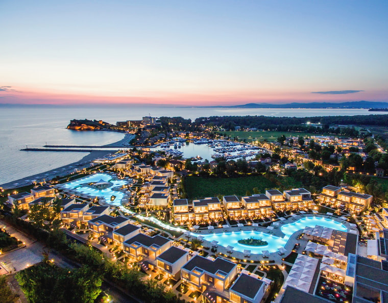 Außenfassade vom Sani Dunes Hotel am Strand