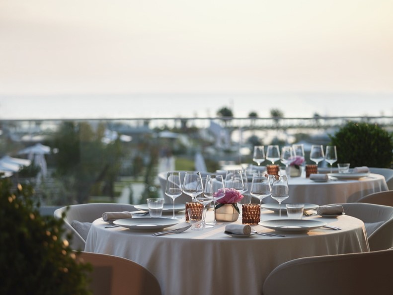 Außenansicht des Fresco Restaurants im Sani Dunes