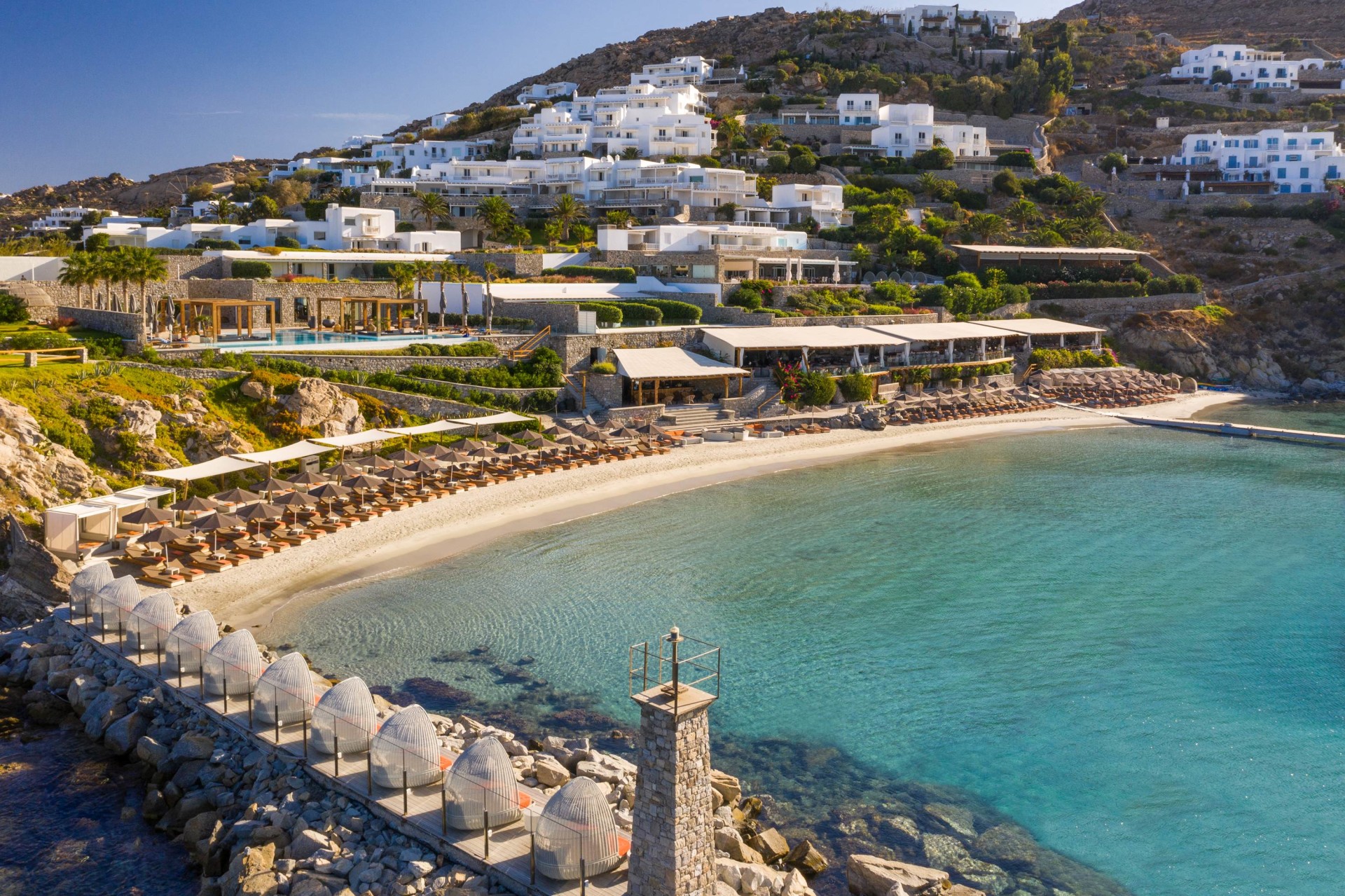 Außenfassade vom Santa Marina Mykonos am Strand