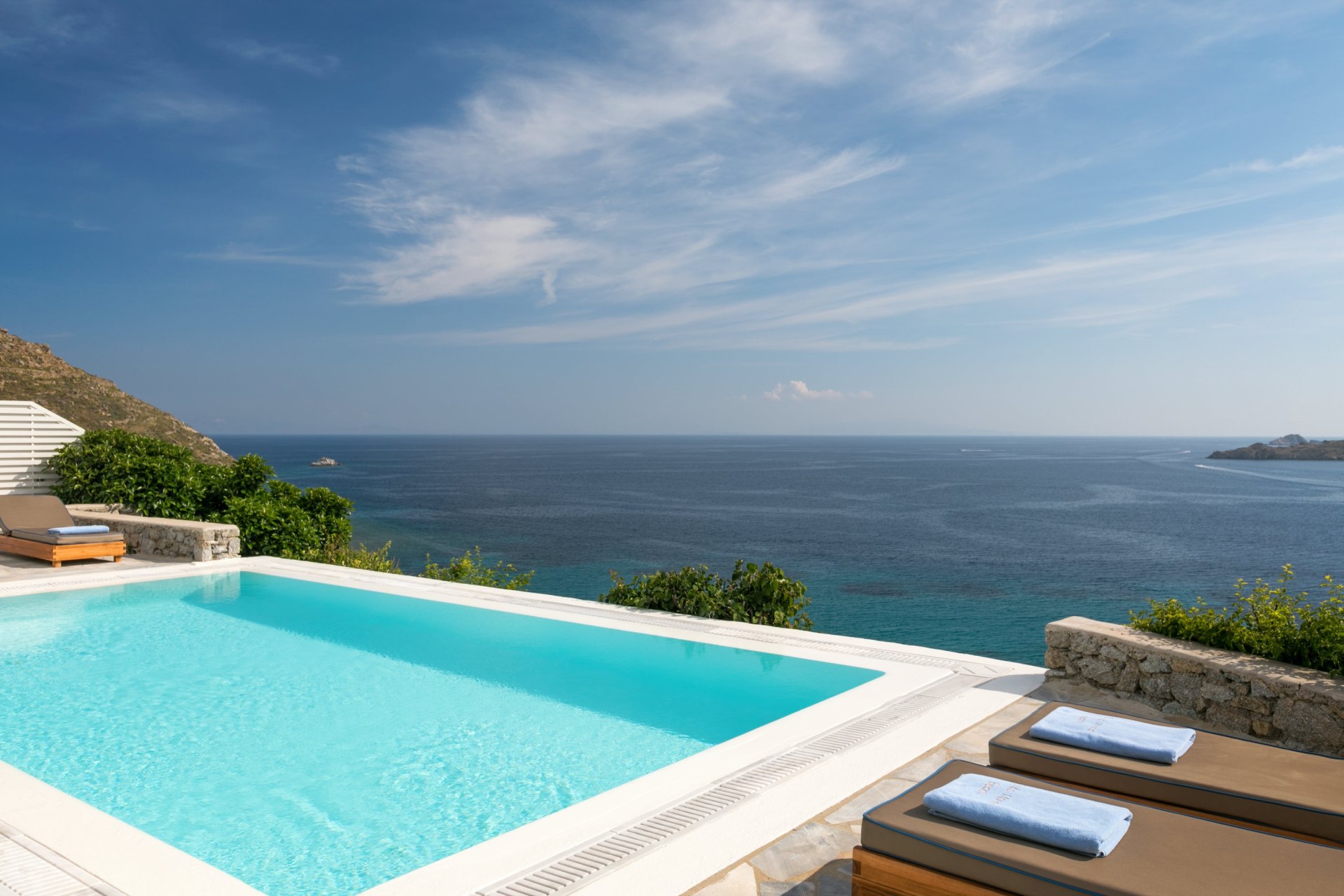 Außenansicht der Terrasse der Villa Ruby mit Pool und Meerblick