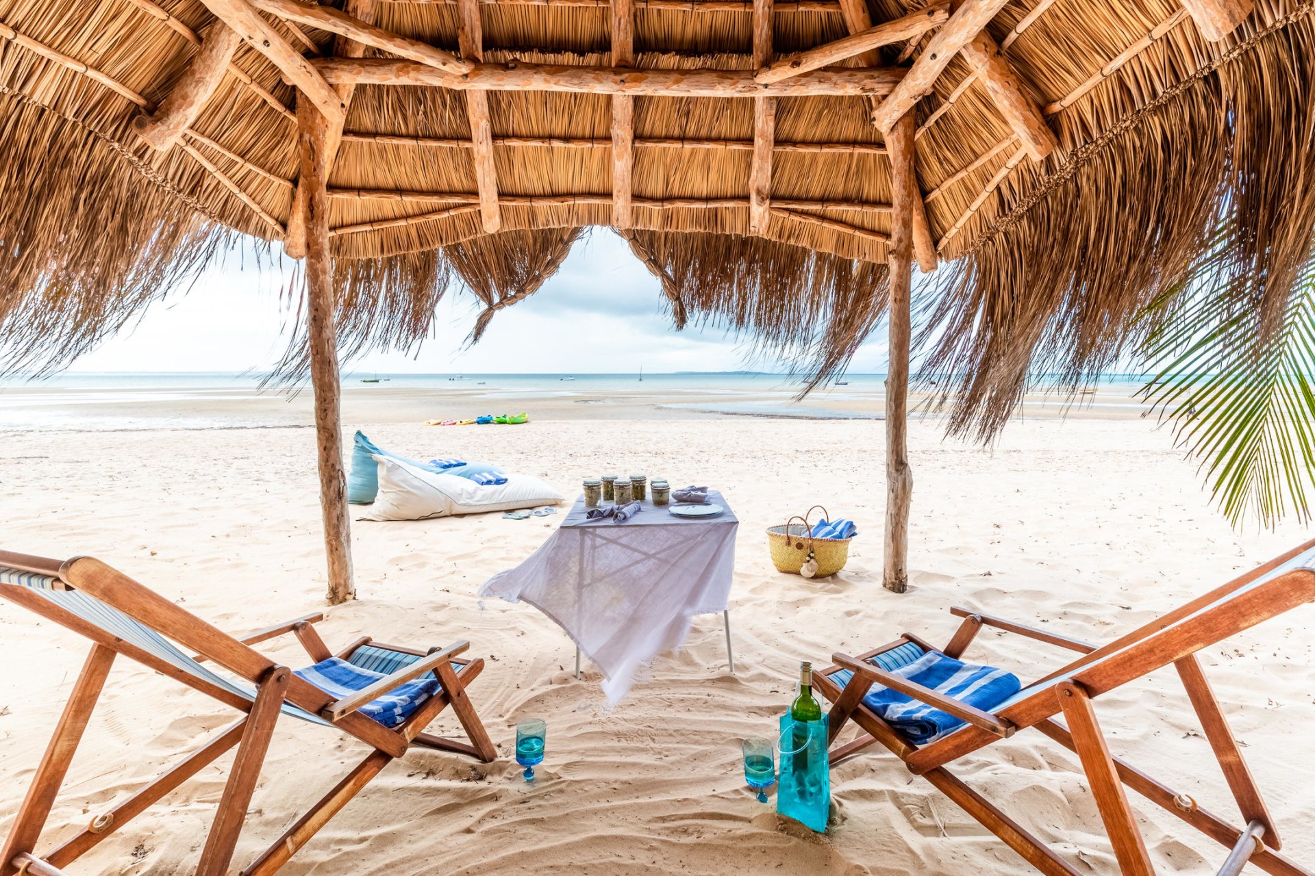 Sonnenliegen am Strand des Santorini Mozambique