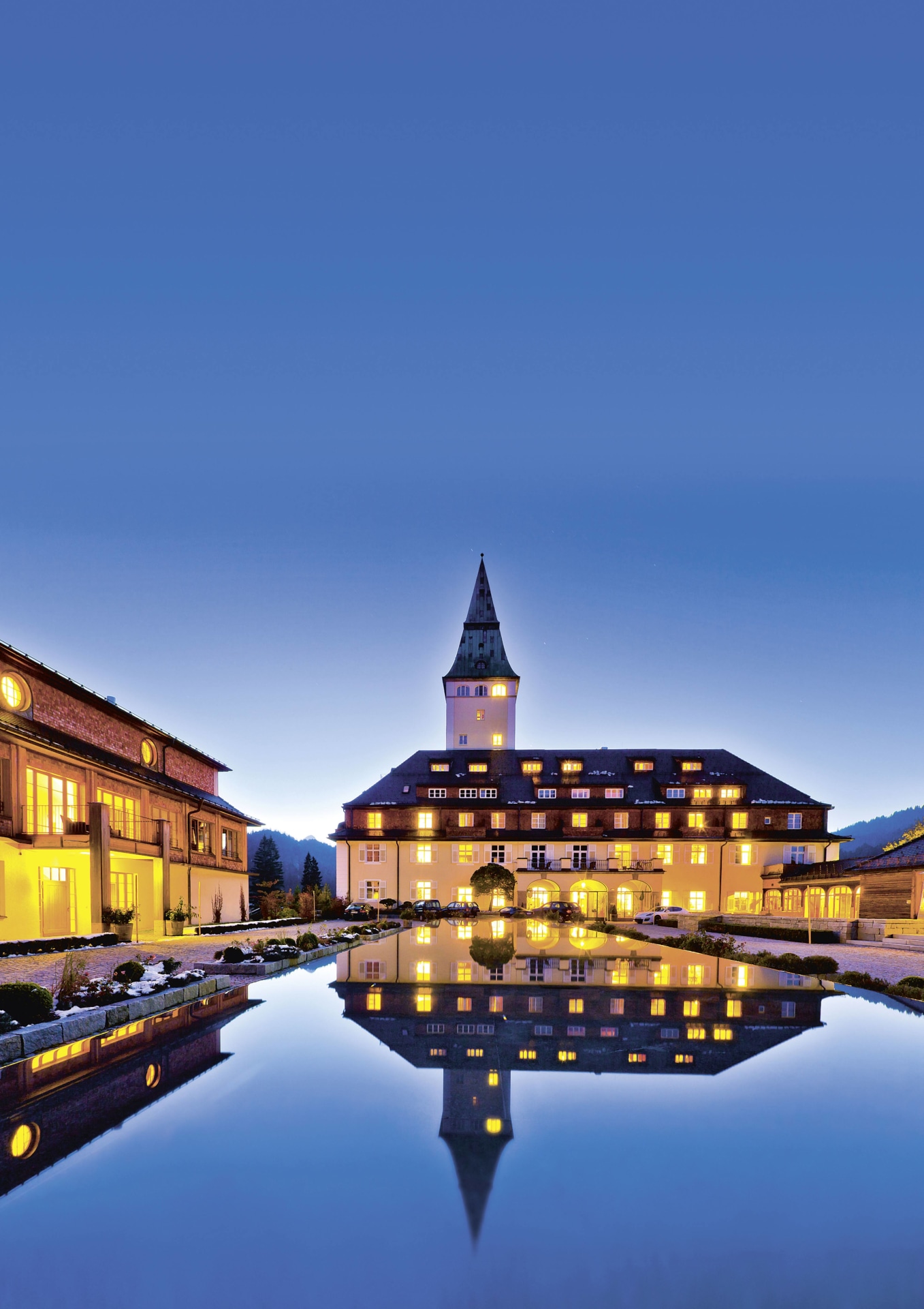 Hotelanlage in der Daemmerung
