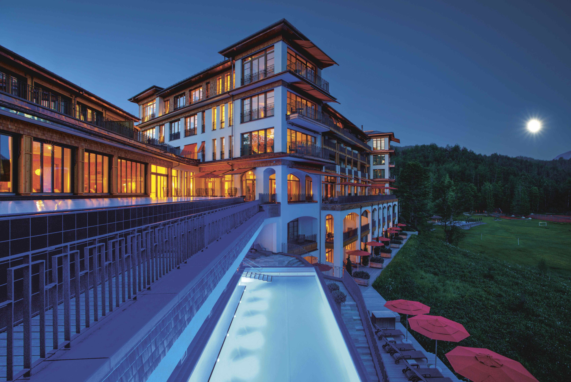 Hotel und Pool in der Daemmerung