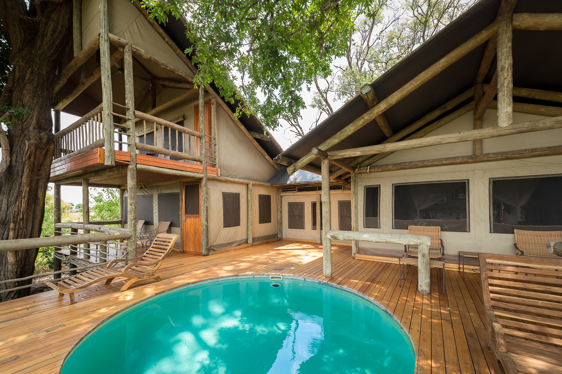 Aussenansicht der Gaestezimmer mit Pool im Seba Camp