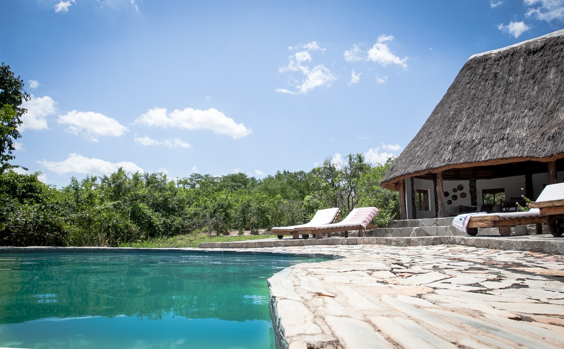 Poolbereich der Semliki Safari Lodge