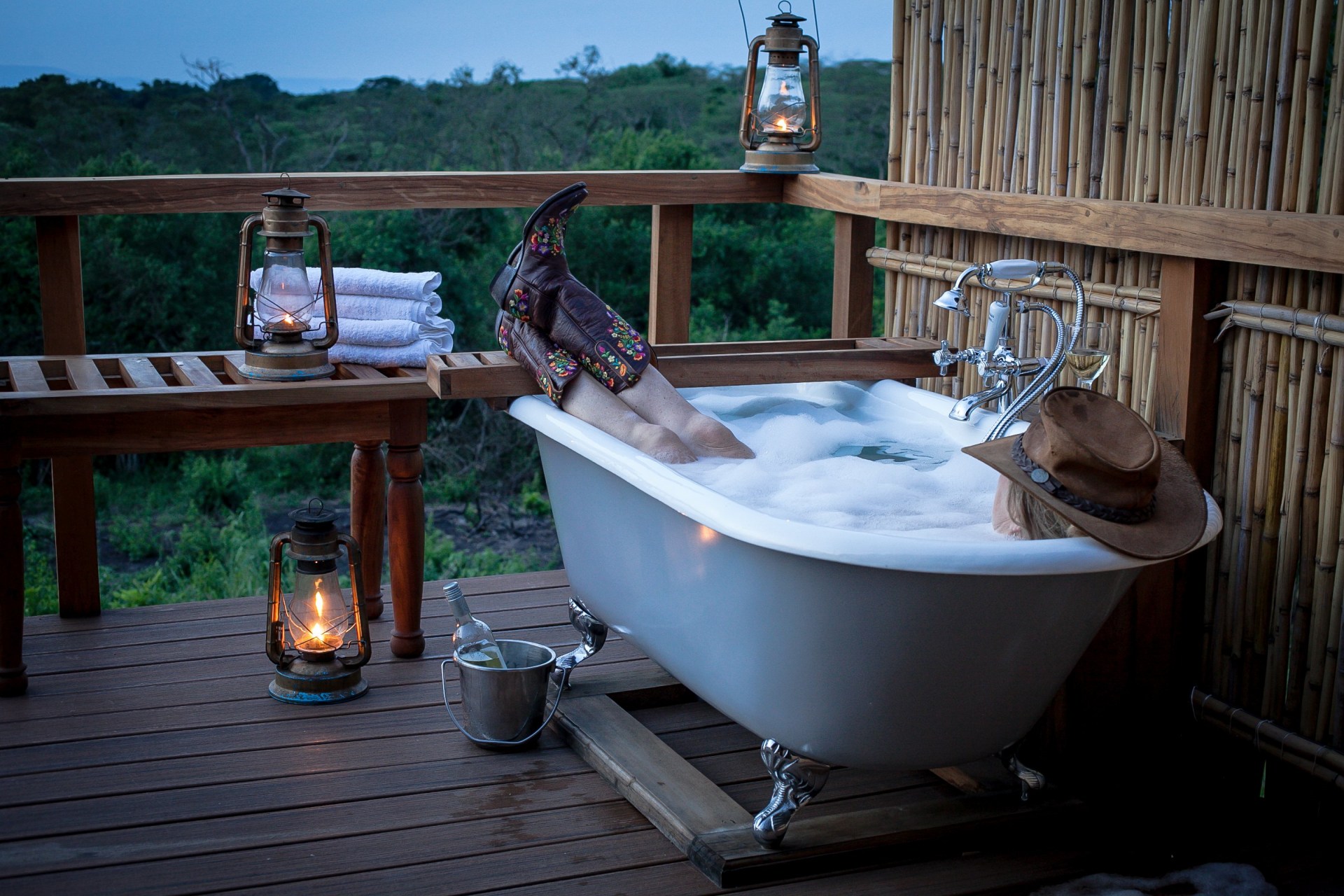 Outdoor Badewanne mit Blick ins Grüne