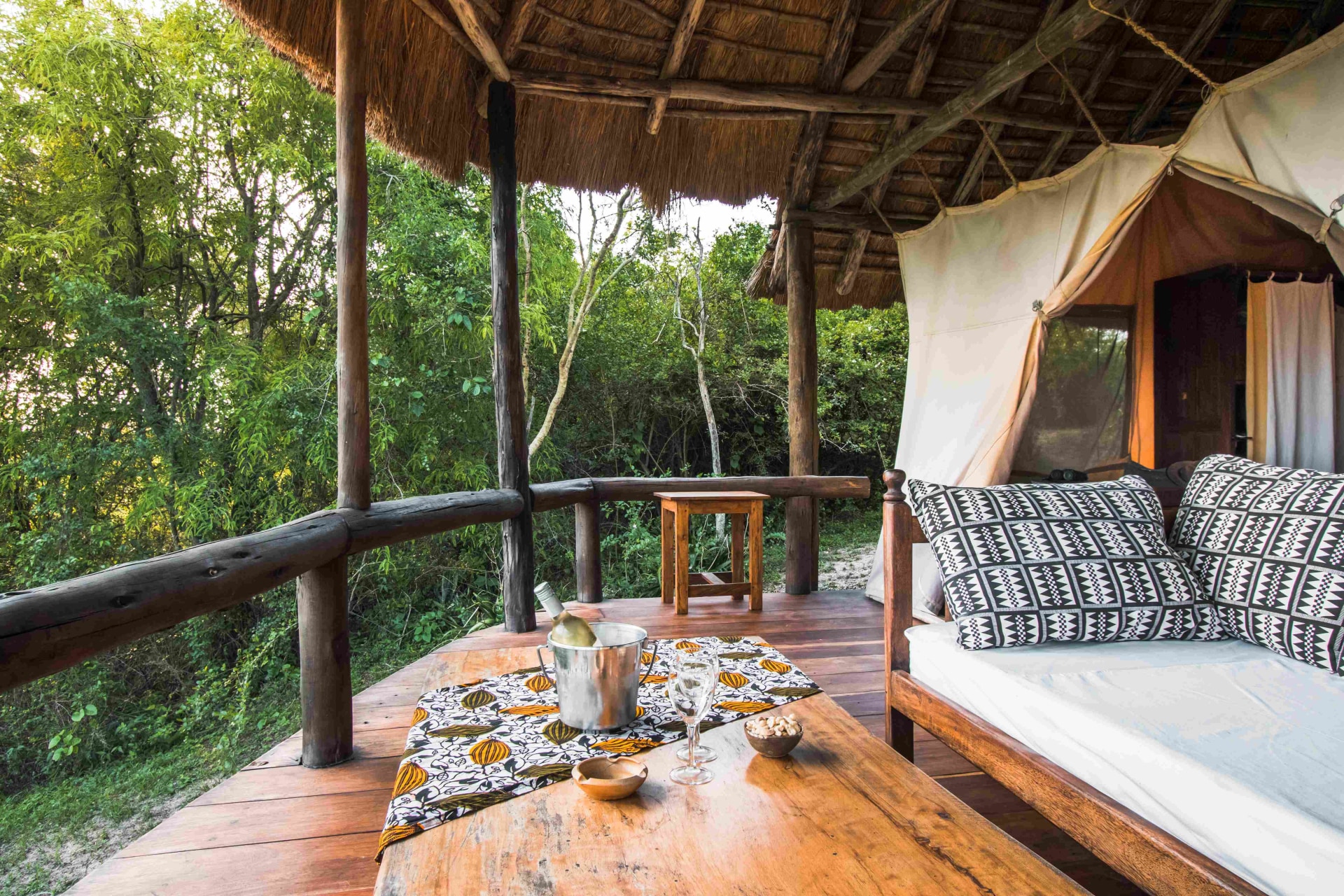 Terrasse des Doppelzimmers in der Semliki Safari Lodge