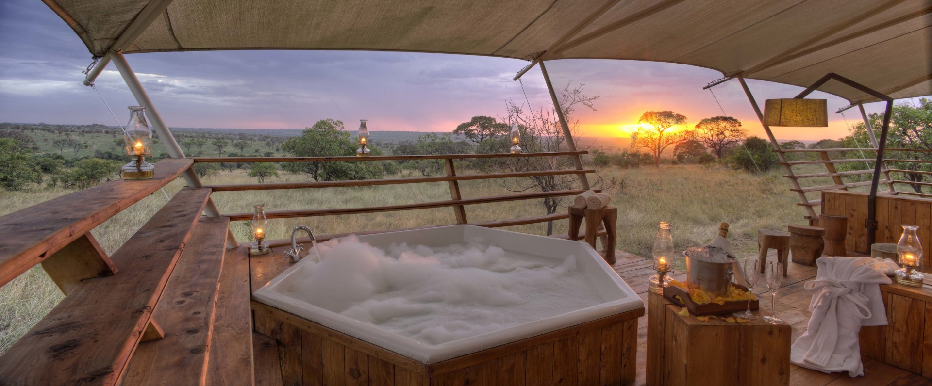 Whirlpool auf der Veranda eines Gaestezelts im Serengeti Bushtops