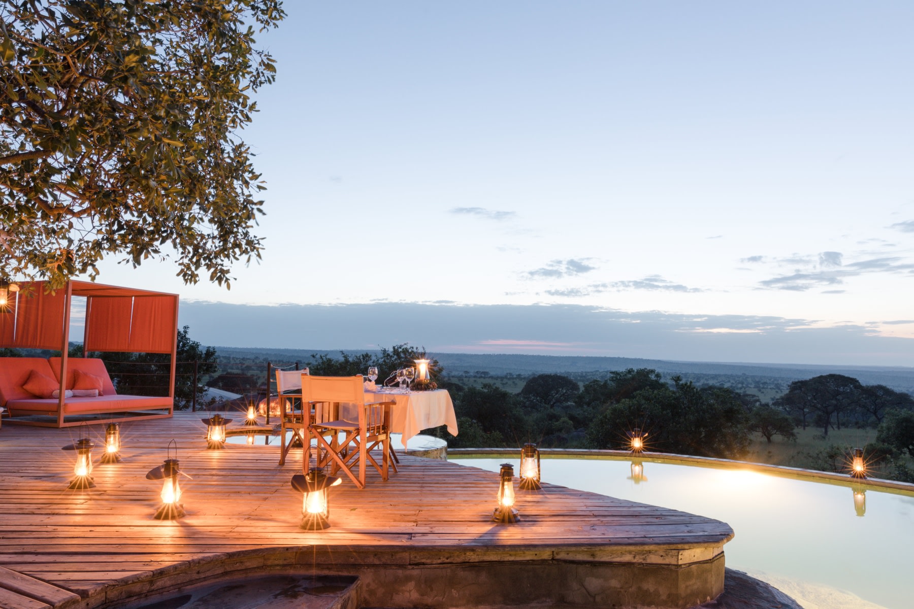 Abendessen am Pool des Serengeti Bushtops