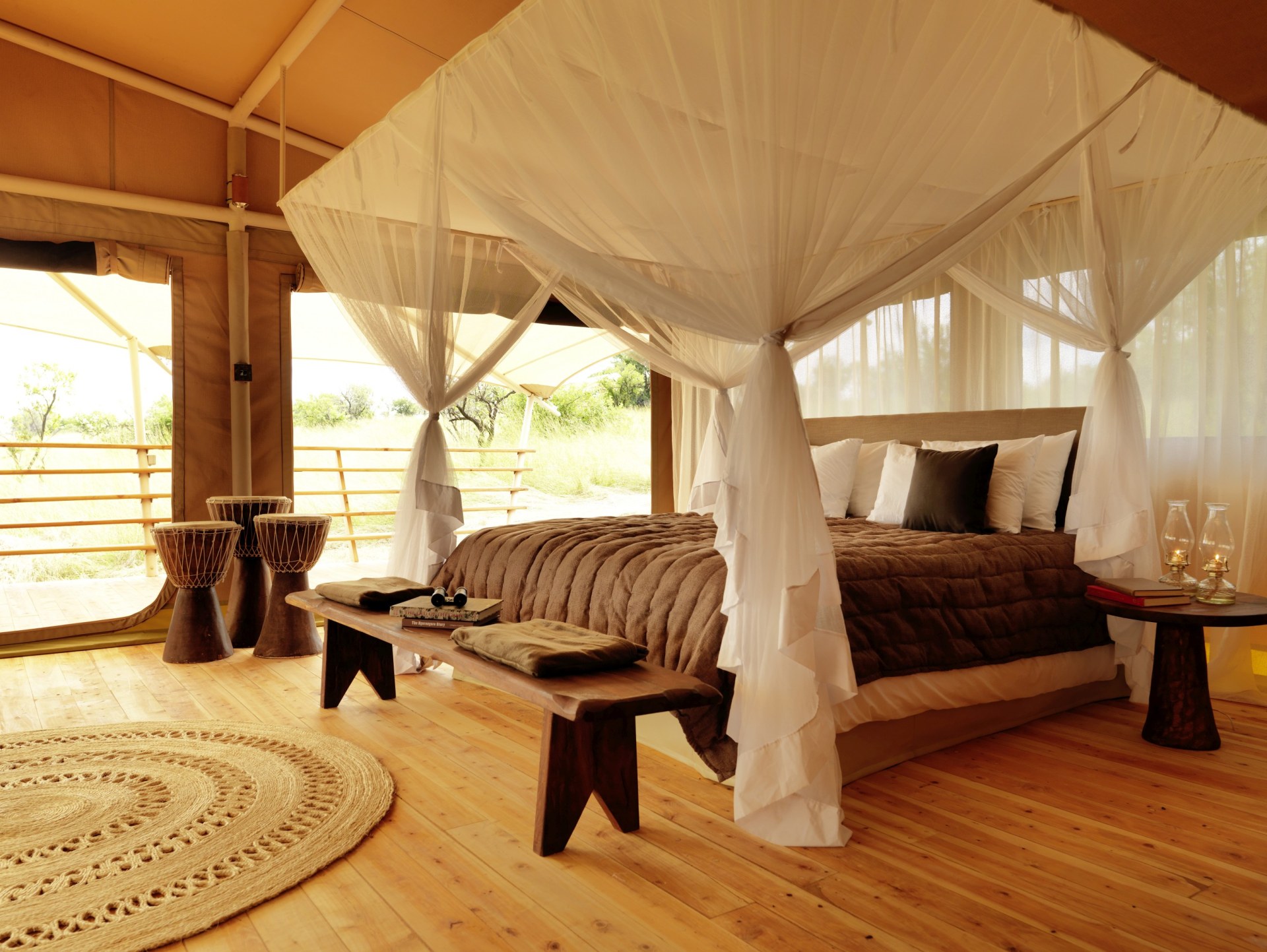 Schlafzimmer mit Doppelbett im Serengeti Bushtops