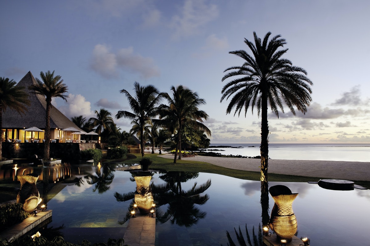 Pool bei Daemmerung mit Blick ueber das Meer