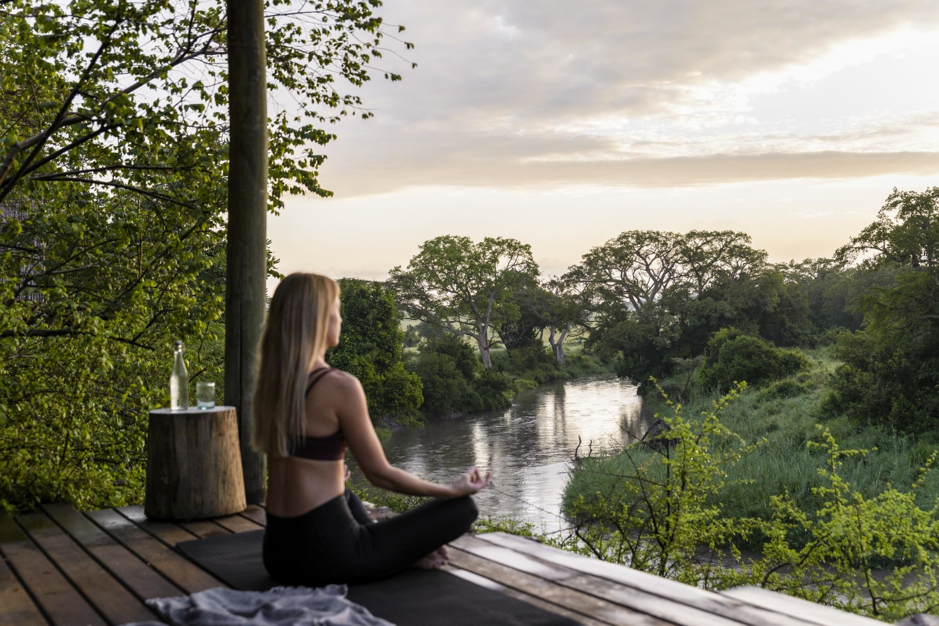 Yoga auf dem Holzdeck der Singita Faru Faru Lodge