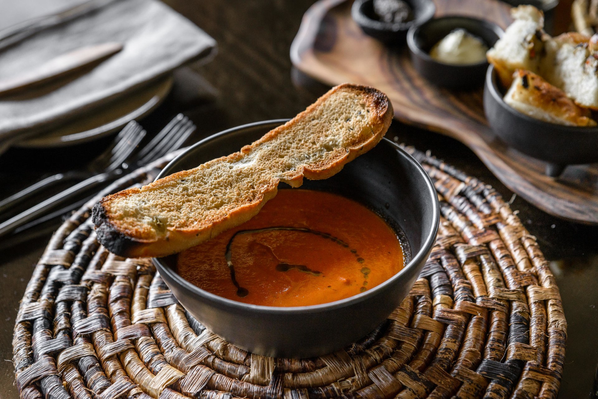 Tomatensuppe mit Brot im Restaurant der Singita Kwitonda Lodge