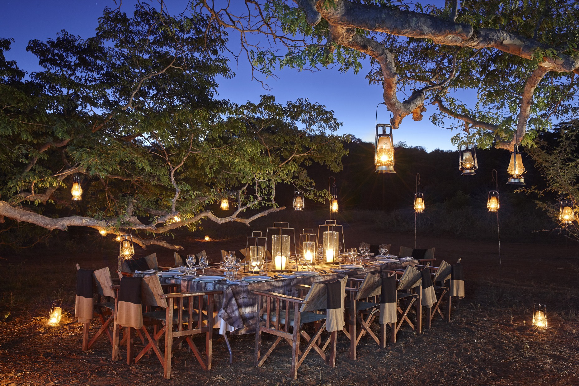 Abendessen unter freiem Himmel in der Singita Pamushana Lodge