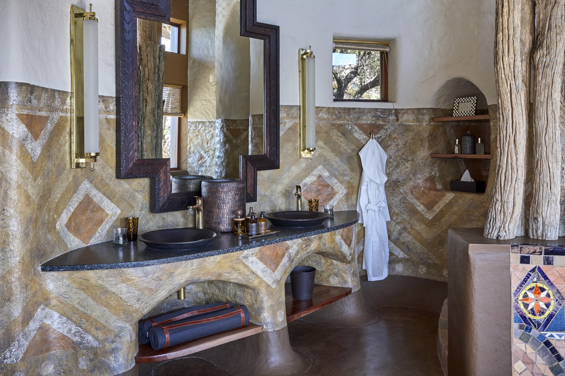 Badezimmer mit Doppelwaschbecken in einer Suite der Singita Pamushana Lodge